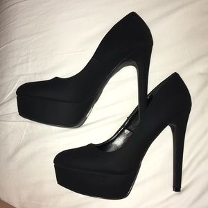BLACK PUMPS!